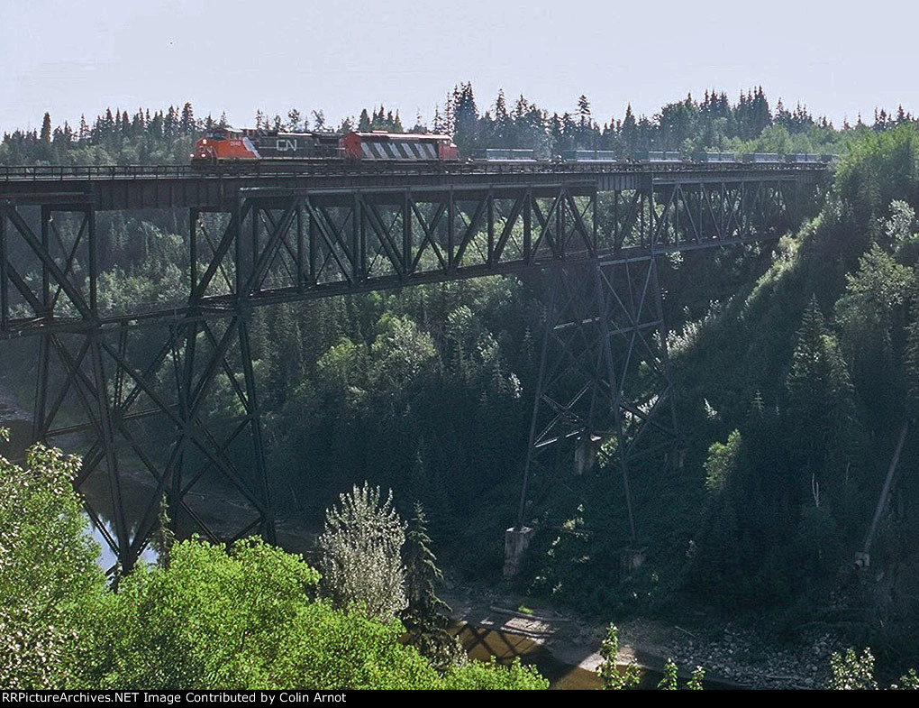 CN 2640 west over the Pembina River bridge at Enwwistle